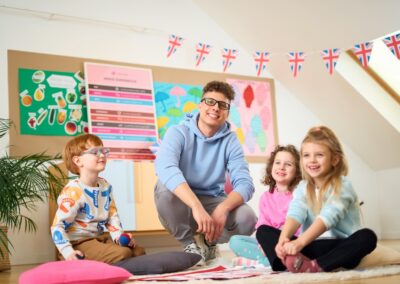 Vaikai smagiai mokosi anglų kalbos Early Stage mokykloje